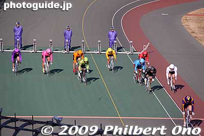 And they're off.
Keywords: gifu ogaki bicycle racetrack cycling stadium keirin 