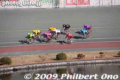 On the bank.
Keywords: gifu ogaki bicycle racetrack cycling stadium keirin 