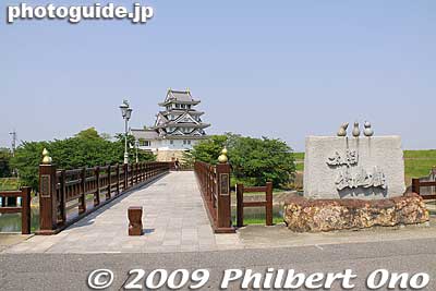 Main bridge to Sunomata Castle. Gourds are prominent here.
Keywords: gifu ogaki sunomata ichiya castle history museum 