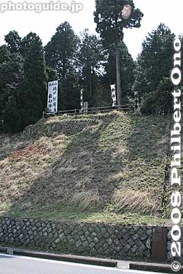 Banners and a monument mark the spot on Mt. Momokubari where Tokugawa Ieyasu's first base camp was established during the Battle of Sekigahara on Sept. 15, 1600.
Keywords: gifu sekigahara battlefield tokugawa ieyasu base camp