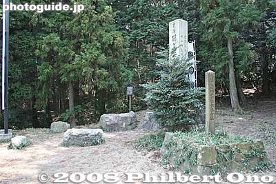 At the top, see the two large rocks which served as a table and bench for Ieyasu. 家康の腰掛岩と机石
Keywords: gifu sekigahara battlefield tokugawa ieyasu base camp