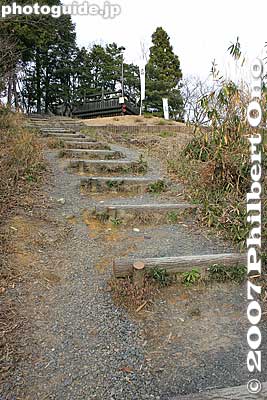 Steps up to the top of Mt. Sasaoyama.
Keywords: gifu sekigahara battlefield ishida mitsunari sasaoyama