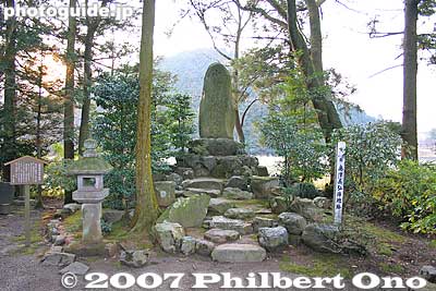 Monument for Shimazu Yoshihiro from Satsuma (Kagoshima). Ishida asked for his assistance at 10 am, but was refused.
Keywords: gifu sekigahara battlefield