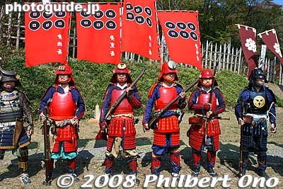 Matchlock gun warrior posing for pictures.
Keywords: gifu sekigahara battle festival matsuri 
