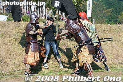 Mock combat with a spectator.
Keywords: gifu sekigahara battle festival matsuri 