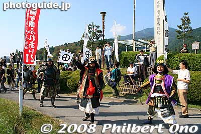 At the Monument for the decisive battle, one lord's troops give out a battle cry.
Keywords: gifu sekigahara battle festival matsuri 