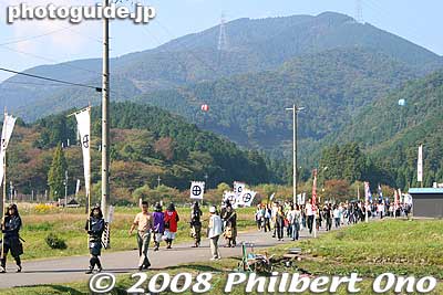 With Mt. Sasaoyama and the larger Mt. Ibuki (to which Ishida escaped after the battle) in the background, the Sekigahara samurai procession makes its way to Fureai Hiroba at the town center.
Keywords: gifu sekigahara battle festival matsuri 