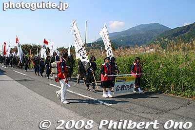 Head of the procession. Mt. Ibuki can be seen in the background.
Keywords: gifu sekigahara battle festival matsuri 