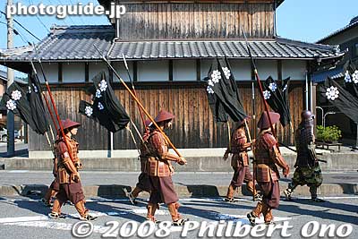 The troops enter town on a perfectly sunny day for a festival.
Keywords: gifu sekigahara battle festival matsuri 