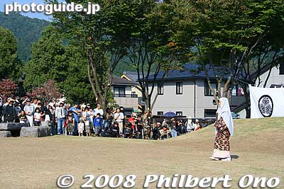Soon after the samurai procession arrived at Fureai Hiroba Square at 2 pm, a mock battle was staged in the form of a narrated outdoor play. It opened with a lady walking across the field. 関ヶ原合戦絵巻2008
Keywords: gifu sekigahara battle festival matsuri 