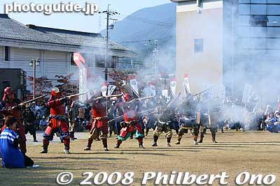 Ishida's guns fire first.
Keywords: gifu sekigahara battle festival matsuri 