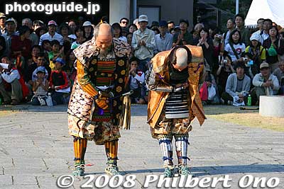 Ieyasu (left) and Mitsunari bowing to everyone.
Keywords: gifu sekigahara battle festival matsuri samurai 