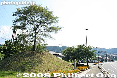 The tall tree on a hill indicates the site of Imasu-juku's Ichirizuka or milestone. 今須宿の一里塚
Keywords: gifu sekigahara imasu-juku post town nakasendo 