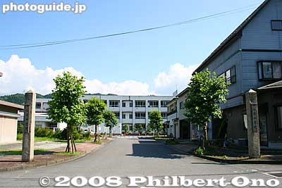 Entrance to Imasu Elementary and Junior High School. This was the site of the two Waki-Honjin lodges. 今須小中学校
Keywords: gifu sekigahara imasu-juku post town nakasendo 