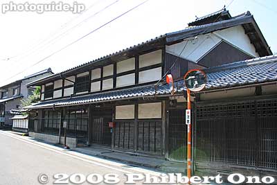 Imasu-juku's most notable shukuba-era building called the Toiyaba. It is the only Toiyaba still existing among the 16 post towns in Mino (Gifu). 今須宿問屋場
Keywords: gifu sekigahara imasu-juku post town nakasendo 