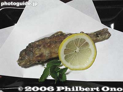 Fried Iwana, eat the head and all.
Keywords: gifu shirakawa-mura shirakawa-go minshuku japanfood fish