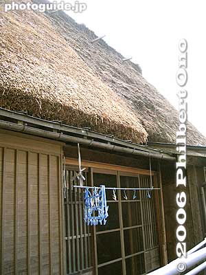 Due to a lack of thatch, only half of one side of Otaya's roof is newly thatched.
Keywords: gifu shirakawa-mura shirakawa-go gassho-zukuri minka minshuku