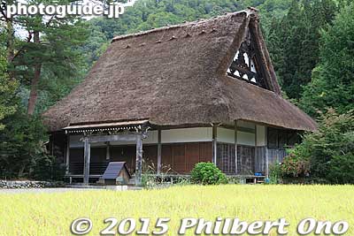 The Hondo worship hall can be entered through the adjoining building.
Keywords: gifu shirakawa-mura village shirakawa-go thatched roof temple Buddhist