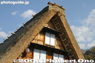 The thatched roof is replaced every 30 years. Every spring, 6 or 7 thatched roofs are replaced in Shirakawa-go.
Keywords: gifu shirakawa-mura village shirakawa-go gassho-zukuri thatched roof minka