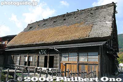 Thatch repair work.
Keywords: gifu shirakawa-mura village shirakawa-go gassho-zukuri thatched roof minka