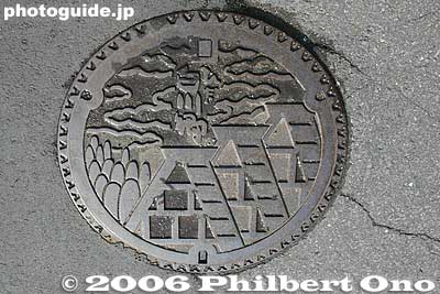 Manhole in Shirakawa-go.
Keywords: gifu shirakawa-mura village shirakawa-go gassho-zukuri thatched roof minka manhole