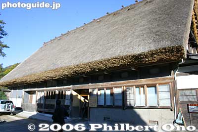Main house with a recently rethatched roof, making it look very smooth.
Keywords: gifu shirakawa-mura village shirakawa-go gassho-zukuri thatched roof minka