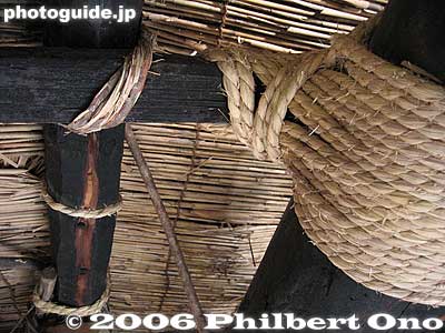 Another rope made of a crushed tree branch to tie smaller beams. It tightens as it dries.
Keywords: gifu shirakawa-mura village shirakawa-go gassho-zukuri thatched roof minka