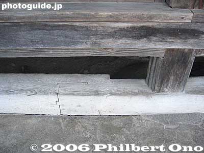 Two foundation beams interlock.
Keywords: gifu shirakawa-mura village shirakawa-go gassho-zukuri thatched roof minka