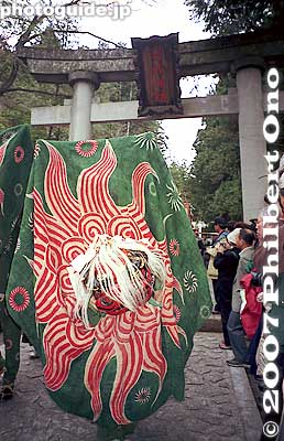 Lion dance or shishimai. See the [url=http://www.hidanet.ne.jp/02/matsuri/av/movies/shishi.mov]video at hidanet.ne.jp.[/url] 獅子舞
Keywords: gifu takayama matsuri festival hieda jinja shrine sanno matsuri procession lion dance shishimai