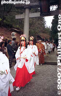 Shrine maidens
Keywords: gifu takayama matsuri festival hieda jinja shrine sanno matsuri procession shrine maiden omiko children