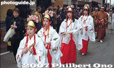 Keywords: gifu takayama matsuri festival hieda jinja shrine sanno matsuri procession shrine maiden omiko children