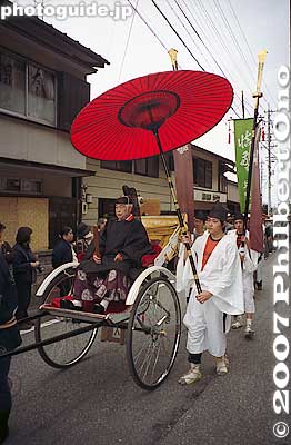 Shrine priest
Keywords: gifu takayama matsuri festival hieda jinja shrine sanno matsuri procession shrine priest rickshaw