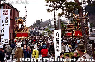 Large crowd gather to watch the karakuri puppets perform on the ornate floats. Sign says "Watch out for pickpockets."
Keywords: gifu takayama matsuri festival hieda jinja shrine sanno matsuri yatai floats