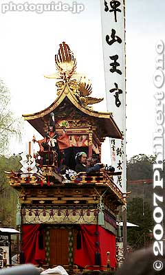 The karakuri perfom one float at a time.
Keywords: gifu takayama matsuri festival hieda jinja shrine sanno matsuri yatai floats karakuri puppets