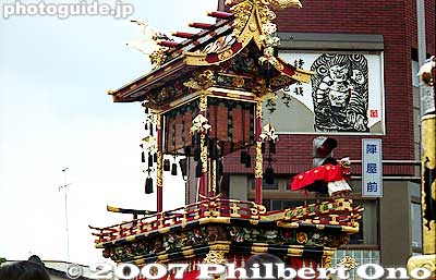 Shakkyoutai Karakuri which transforms into a lion dance. See the [url=http://www.hidanet.ne.jp/02/matsuri/av/movies/shakkyou.mov]video at hidanet.ne.jp.[/url] 石橋台からくり
Keywords: gifu takayama matsuri festival hieda jinja shrine sanno matsuri yatai floats karakuri puppets