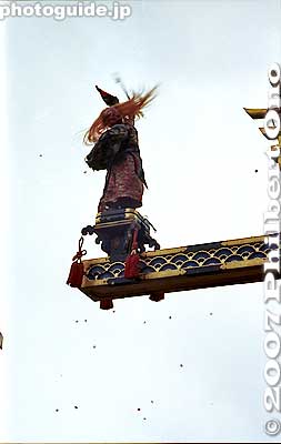 Ryuujintai Karakuri throwing confetti. 龍神台からくり
Keywords: gifu takayama matsuri festival hieda jinja shrine sanno matsuri yatai floats karakuri puppets