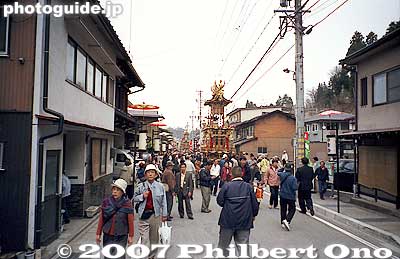 Street lined with floats.
Keywords: gifu takayama matsuri festival hieda jinja shrine sanno matsuri yatai floats