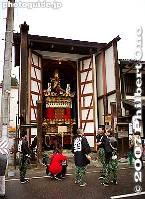 Storehouse for a float. 屋台蔵
Keywords: gifu takayama matsuri festival hieda jinja shrine sanno matsuri yatai floats
