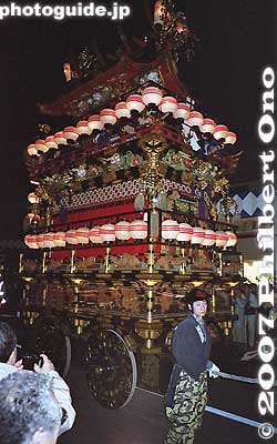 Held on April 14, the night procession is the festival's major highlight. 夜まつり曳行
Keywords: gifu takayama matsuri festival hieda jinja shrine sanno matsuri yatai floats night