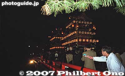 On Nakahashi Bridge.
Keywords: gifu takayama matsuri festival hieda jinja shrine sanno matsuri yatai floats night