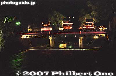 The floats cross Nakahashi Bridge.
Keywords: gifu takayama matsuri festival hieda jinja shrine sanno matsuri yatai floats night