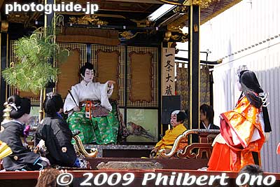 The Hoo (Phoenix) float staged a scene from the play "Ichijo Okura kyookuden." 鳳凰山（東町）一条大蔵卿奥殿之場（いちじょうおおくらきょうおくでんのば）
Keywords: gifu tarui hikiyama matsuri festival kabuki boys 