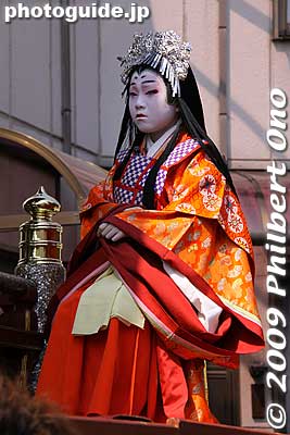 Tarui Hikiyama Matsuri has a 650-year history. Female roles are also played by boys.
Keywords: gifu tarui hikiyama matsuri festival kabuki boys kimono