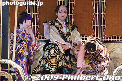 We will see more photos from this float later in the evening when they performed with lit paper lanterns (see bottom).
Keywords: gifu tarui hikiyama matsuri festival kabuki boys 