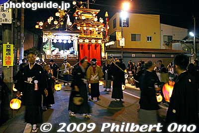 At 8:25 pm, the three floats started to leave the shrine to return to their neighborhoods.
Keywords: gifu tarui hikiyama matsuri festival 