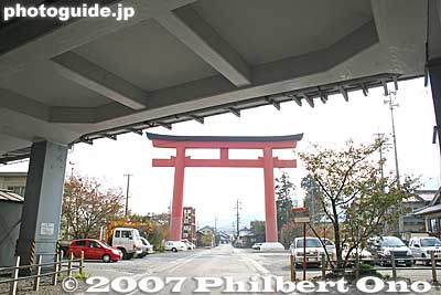 The main torii is next to the shinkansen train tracks. It's a landmark for shinkansen passengers.
Keywords: gifu tarui-cho nangu shrine shinto