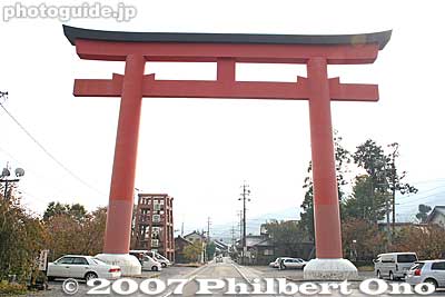 Made of steel, the main torii stands 21 meters high. 南宮大社の大鳥居
Keywords: gifu tarui-cho nangu shrine shinto