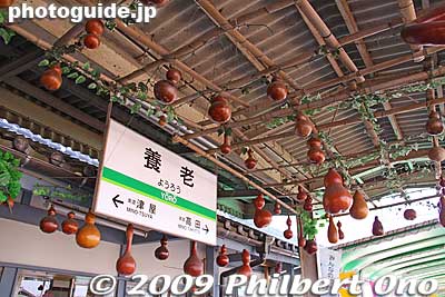 Yoro Station is decorated with gourds.
Keywords: gifu yoro-cho yoro station train 