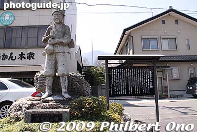 Statue of the famous local boy who used a gourd to bring sake (from a spring) to his father. This story of filial piety caught the attention of Empress Gensho who visited Yoro and proclaimed the water as a fountain of youth.
Keywords: gifu yoro-cho yoro station train 