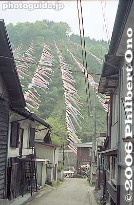 Strings of carp streamers latched to the ground from the mountaintop.
Keywords: gunma gumma kannamachi koinobori carp streamers